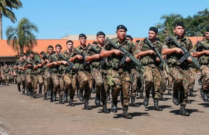 Formatura militar e condecora&ccedil;&otilde;es marcam o Dia do Ex&eacute;rcito - Prefeitura Municipal de Apucarana