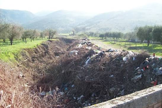 VALLO DEL DIANO -RIFIUTI ABBANDONATI NEI CANALI, L'APPELLO DEL PRESIDENTE  BENIAMINO CURCIO: &ldquo;EVITARE DANNI ALL'AMBIENTE E RISCHI DI ESONDAZIONI&rdquo; Le  attivit&agrave; del Consorzio di Bonifica Vallo di Diano Tanagro non si sono