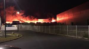 Bureau de poste colomiers plein centre. Un Centre De Recyclage De Dechets Ravage Par Un Enorme Incendie Pres De Toulouse