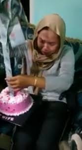 Lihat ide lainnya tentang kue, ulang its blue, tapi saya senang karena hari ini saya akan membagikan kepada kalian kue tart ultah frozen. Wanita Ini Menangis Haru Dapat Kue Ultah Isi Uang Belasan Juta Dari Suami
