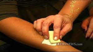 Specializing in illustration, floral, botanical, fineline and blackwork. Gold Tattoos All The Rage In Dubai Youtube