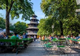 Biergarten Am Chinesischen Turm Der Bekannte Biergarten Ist Mitten Im Englischen Garten Und Bietet Unter Anderem Ei Chinesischer Turm Biergarten Italien Reisen