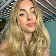 Emily Stuart's Instagram, Twitter & Facebook