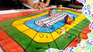 Ø el juego consta en que cada integrante del juego tiene una oportunidad de lanzar el dado ø el jugador representara la cantidad que le caiga con el valor en monedas, por ejemplo: Juegos Matematicos Youtube