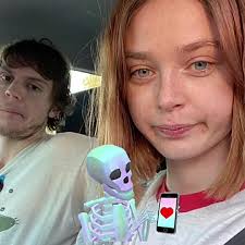 Taissa Farmiga and Evan Peters Português