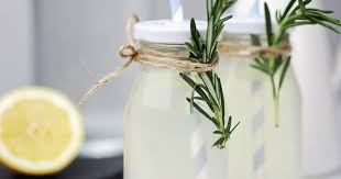 Perfekter Start Warmes Zitronenwasser Am Morgen