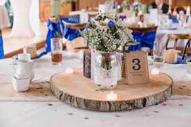 Einfach ein paar verschieden große vasen drauf, je tisch zwei kerzenständer und ein paar teelichter. Beispiele Fur Blumen Auf Runden Tischen Fur Die Hochzeit