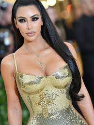 Kim kardashian, die ehefrau von kanye west, hat den wohl berühmtesten po hollywoods & überzeugt mit ihrem außergewöhnlichen style. Wie Kim Kardashians Foto Von Der Met Gala Half Das Geheimnis Eines Gestohlenen Agyptischen Sarkophages Zu Losen Ad Magazin