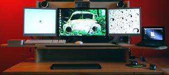 Mit den richtigen materialien und ein bisschen handwerklichem geschick können sie ihren höhenverstellbaren tisch ganz einfach selber bauen. Dreifach Monitorstander Im Eigenbau Knoppzone