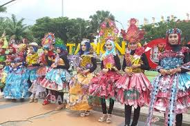 Anda mempunyai sampah koran yang tidak enak dipandang dirumah? Man Bangkalan Gelar Fashion Show Pamerkan Busana Daur Ulang Dari Koran Dan Kertas Bangsa Online Cepat Lugas Dan Akurat