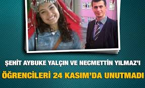 Kaymakam kazım tekin programın sonunda şehit öğretmen şenay aybüke yalçın'ın babası sadık yalçın ile necmettin yılmaz'ın babası hamit yılmaz'a plaket verdi. 24 Kasim Da Sehit Ogretmenler Aybuke Yalcin Ve Necmettin Yilmaz Unutulmadi Haberi