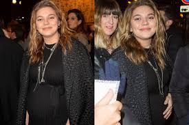 Louane emera, (anne peichert de son vrai nom) est une chanteuse et actrice connue pour avoir participé à l'émission de the voice en 2013 et pour son premier rôle dans le très. Louane Future Maman Radieuse Au Ventre Arrondi Au Defile Jean Paul Gaultier