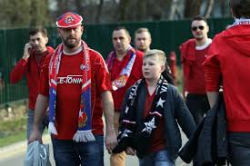 Derbowy mecz pomiędzy wisłą kraków a cracovią przyciąga niemal 30 tysięcy widzów. Wisla Krakow Kibice Gromadza Sie Przed Stadionem Przed Meczem Z Legia Zdjecia Krakow Nasze Miasto