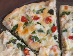 La Delicieuse Recette De Pizza Au Poulet Et Legumes Avec Une Sauce Blanche A L Ail Vegetable Pizza Recipes Pizza Recipes Easy Homemade Pizza
