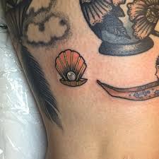Guen Douglas Pa Instagram Little Above The Knee Pearl Diver On This Lovely Lady That Always Comes To Visit Tough To Take Tattoos Pearl Tattoo Shell Tattoos