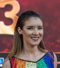 Su versión número 14 estuvo llena de rostros del espectáculo nacional , quienes ya desfilaron por la alfombra roja con sus mejores looks. Datei Copihue De Oro 2018 Carla Jara 03 Jpg Wikipedia