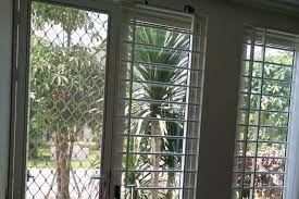 Pertama buatlah terlebih dahulu adonan semen yang digunakan untuk perekat kusen di dinding. Teralis Masakini Sion Construction