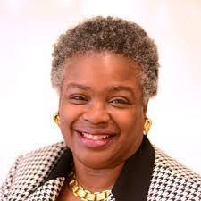 Robin Pinney's Instagram, Twitter & Facebook