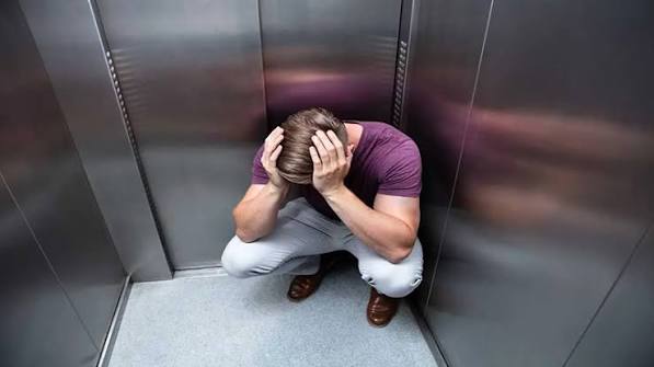 Kẹt thang m&aacute;y c&oacute; sao kh&ocirc;ng? C&aacute;ch xử l&yacute; an to&agrave;n nhất