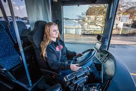 Od 4 800 zł do 5 500 zł /mies. Dzien Pracy Kierowcy Autobusu Moze Trwac 12 Godzin I Skladac Sie Z Dwoch Zmian Motoryzacja Plportal Pl