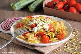 Pasta fredda con pesto senza aglio. Pasta Fredda Con Fiocchi Di Latte Pomodori E Zucchine Stagioni Nel Piatto