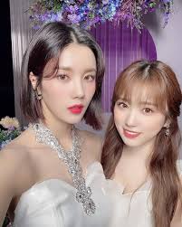 元IZ*ONE Update: Former IZ*ONE members do the "Door" dance