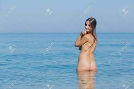 스키니 - 딥. 누드 젊은 여자가 바다에 서서 다시 보인다. 로열티 무료 사진, 그림, 이미지 그리고 스톡포토그래피. Image  62945696