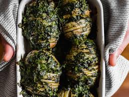 Hasselback Potatoes Aux Epinards Et Parmesan Recette Recettes De Cuisine Epinard Plat Vegetarien