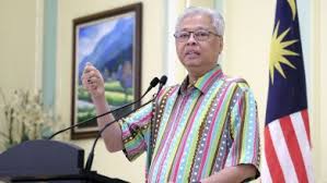 Batang pokok mempunyai kualiti kayu yang baik pokok malar hijau, daun berwarna hijau tua berkilat, bunga kuning perundangan diharamkan di australia, malaysia, myanmar dan thailand hukuman keras untuk pemilikan thailand mengharamkan penggunaannya semenjak. 2 25 Tan Daun Ketum Dirampas Di Sempadan Malaysia Thailand Ismaweb