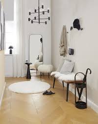 Scandi Vibes In Diesem Flur Stimmt Einfach Jedes Detail Die Tischleuchte Fur Stimmungsvolles Licht Funktionale Deko Wie Schirmsta Wohnung Wg Zimmer Wohnen