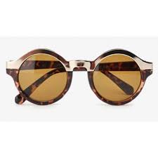 Vous aimeriez savoir quelles formes de lunettes correspondent à si votre visage est rond, optez pour des modèles à montures géométriques et fines pour allonger votre visage. Lunettes De Soleil Pour Femmes De Forme Rondes Ecaille
