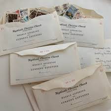 Vintage gebruikte postzegels gemengd in kerk aanbod enveloppen kortstondige  collage ongewenste tijdschriftcollectie verfraaiing post