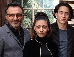 Replay de l'émission mille et une vies diffusée le 07/09/2016 à 14h sur france 2. Mille Et Une Vies Adolescents Et Deja Parents Emission Programme Tv Replay