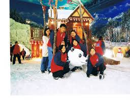 The 10 to 15 minutes ride through green hills, valleys and spectacular chin swee caves temple, up to the top of genting resort world is fascinating, enthralling and counted as one of the most desired things to do in malaysia with family. Genting Highlands Snow World Jbalume Flickr