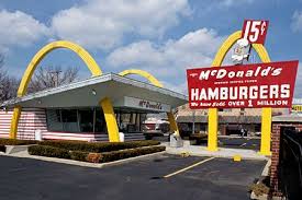 To Prwto Franchise Estiatorio Mcdonald S Anoigei Sto Illinois Twn H P A To 1955 Mcdonald S Restaurant Mcdonalds Vintage Restaurant