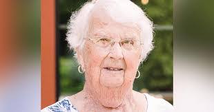 Elizabeth Grob's Instagram, Twitter & Facebook