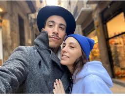 Çift levent'te bir mekan çıkışında el ele görüntülendi. Oyku Karayel Ve Can Bonomo Ciftinden Mujdeli Haber