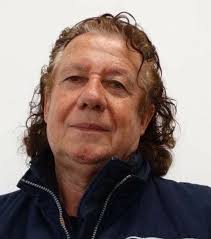 Lui è Franco Gatto gli è stata Conferita una targa in suo Memoria per il  suo Gesto Eroico che fece lo scorso anno quando vidi due persone in  pericolo in mare non esitò a salvarle e con l 'intervento ...