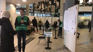 De term stembureau wordt gebruikt voor zowel de ruimte waar een stemming plaatsvindt (stemlokaal), als voor het ambtelijk orgaan dat belast is met de organisatie van een stemming in een stemdistrict (stembureau). Stemkoorts Meten Op De Verschillende Bureaus Van Hoogvliet Tot Schiebroek Open Rotterdam