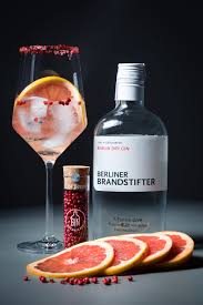 Super Erfrischender Blumig Fruchtiger Gin Tonic Mit Rosa Pfeffer Beeren Zutaten 6cl Berliner Brandstifter 1 Scheibe Grapefruit Gin Rezepte Gin Beeren