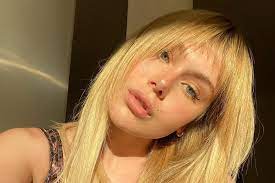 La figlia di loredana lecciso e al bano porta sul palco la sua calamite. T7pooxfhe7gu9m