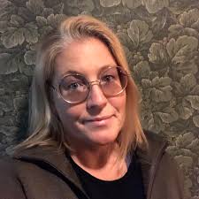 Flera större butiker försvinner från Borås stadskärna och många förklarar  det med den växande e-handeln. 💻🛍👚 Handen på hjärtat: Väljer du bort  e-handeln för att handla i fysiska butiker?