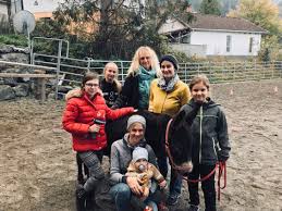 Im bild mit ihren kindern. Lesen Mit Dem Esel Fur Lernschwache Kinder Oe3 Orf At