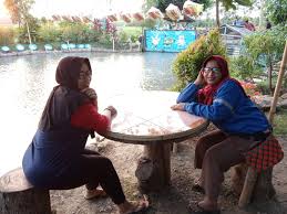 Sementara itu, wisata tani betet merupakan tempat wisata lokal di kabupaten nganjuk, jatim dengan nuansa khas pedesaan. 22khozin Wisata Tani Betet Ngronggot Nganjuk