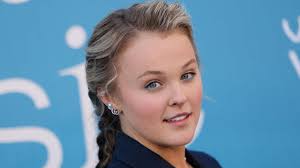 May December movie review: An enigmatic rendering of an unsavory event