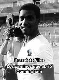Este episodio es un homenaje a la vida de Laurie Cunningham. Él abrió el  camino para que muchos otros lo siguieran. Él hizo de los estadios lugares  más dignos. Él, que soñaba con ser bailarín, ...