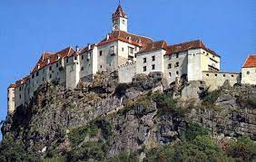 Stolz thront die mächtige riegersburg auf ihrem 482m hohen vulkanfelsen. Burg Riegersburg Castle Styria Chateau