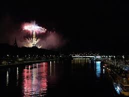 Découvrez les plus beaux feux d'artifice des 13 et 14 juillet 2021 à paris et en région parisienne. 14 Juillet A Paris Le Public Autorise Pour Le Feu D Artifice De La Tour Eiffel Actu Paris