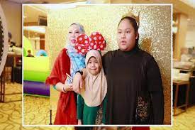 Sebuah foto yang menunjukkan jutawan kosmetik terkenal tanahair, dato' seri vida telah bergambar dengan anak perempuannya mendapat perhatian para netizen. Ambil Anak Angkat Perempuan Amanda Buah Hati Kesayangan Vida The Malaya Post