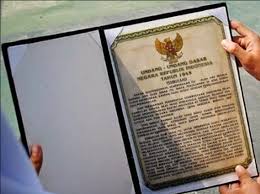 Dalam sebuah upacara, selain susunan acara dan pengibaran bendera hal yang tidak kalah penting adalah teks doa. Isi Teks Pembukaan Undang Undang Dasar Uud 1945 Upacara Bendera Muda Mudi Condrowangsan